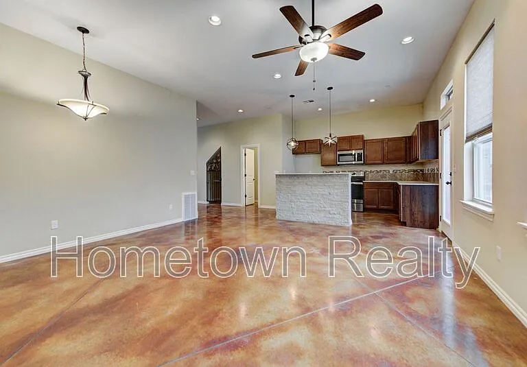 463 S Fretz Ave — Photo 3