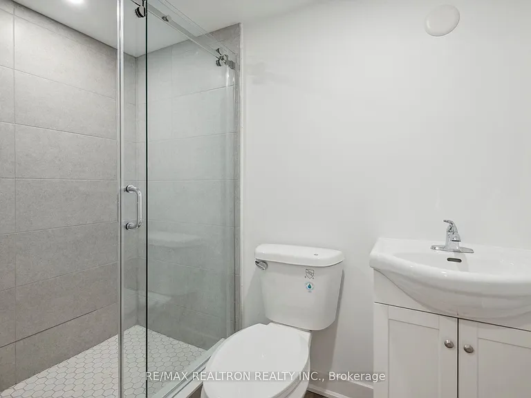 6 Woodvale Cres #LOWER — Photo 11