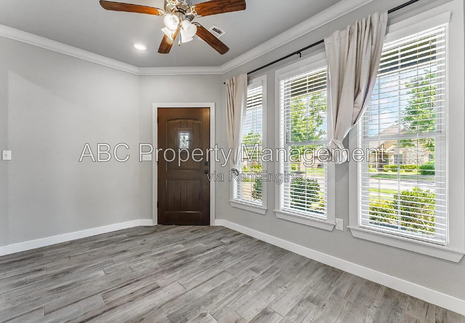 4 bed, 2.0 bath, 1960 sqft, $2,000 — Photo 2