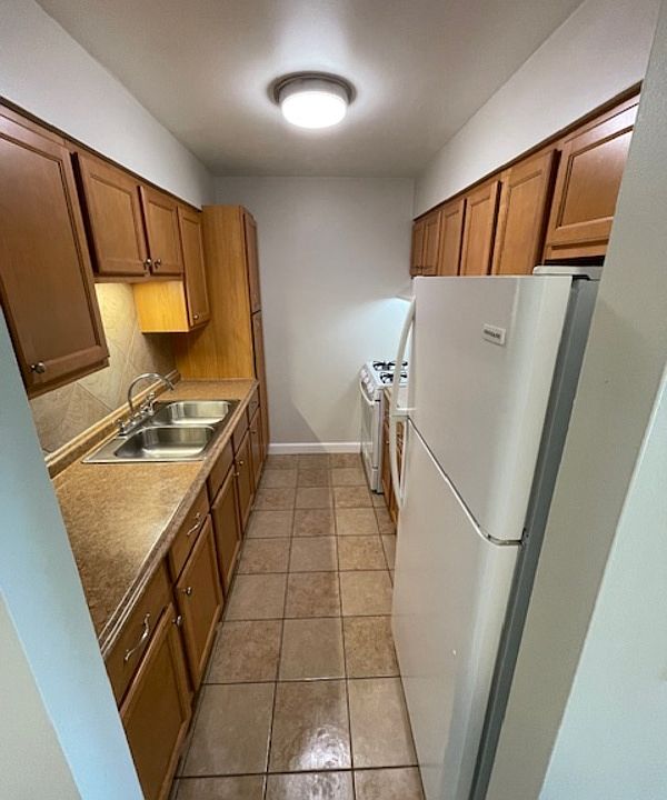 1st image of 930 W Rollins Rd #932