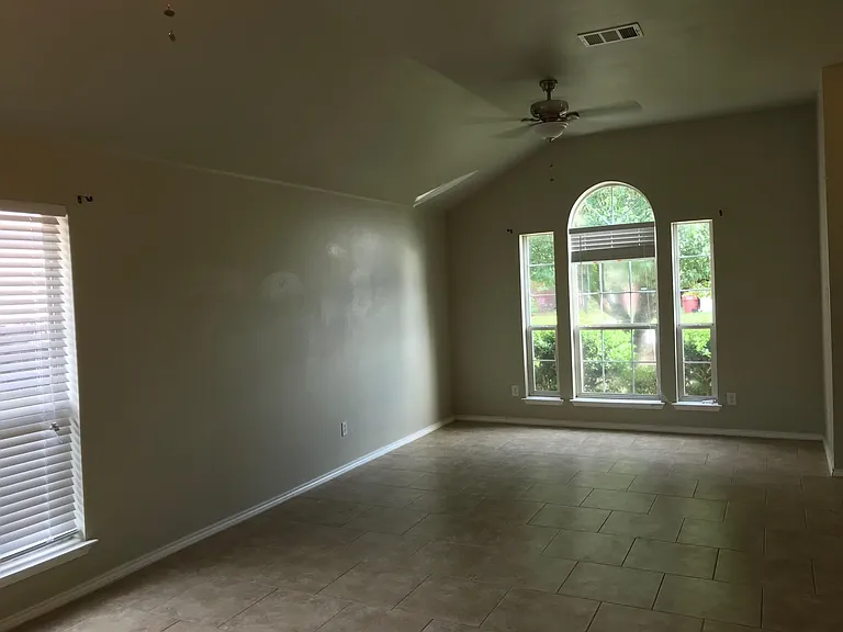 713 Cooper Ln — Photo 2