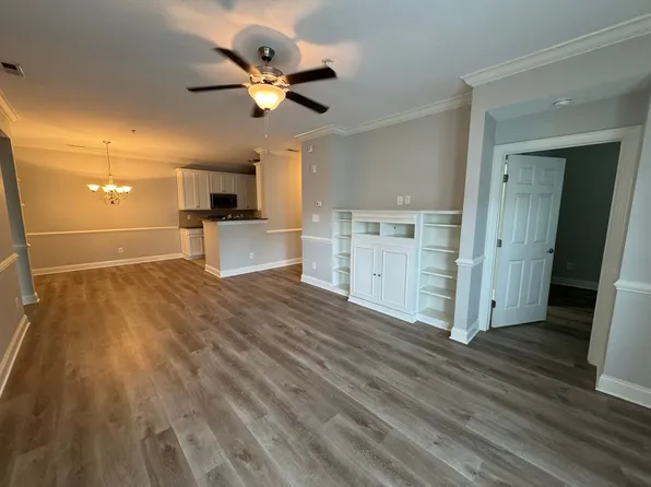 321 Gallery Dr, Spring Lake, NC