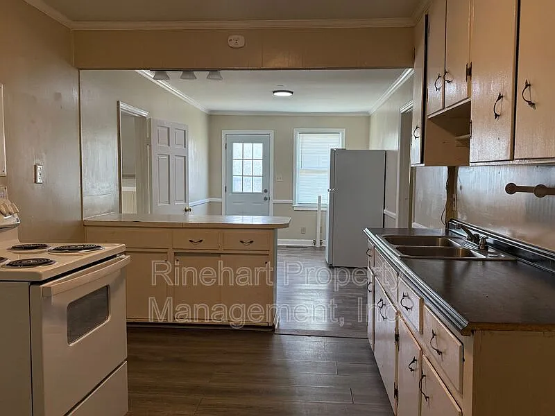 3 bed, 1.0 bath, 1599 sqft, $1,595 — Photo 3