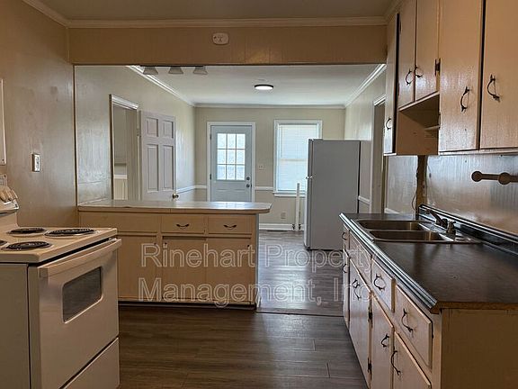 3rd image of 242 Cherry Rd S