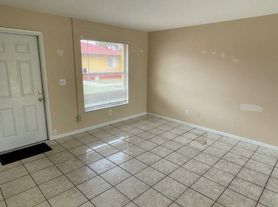 1228 NE 9th St, Cape Coral, FL