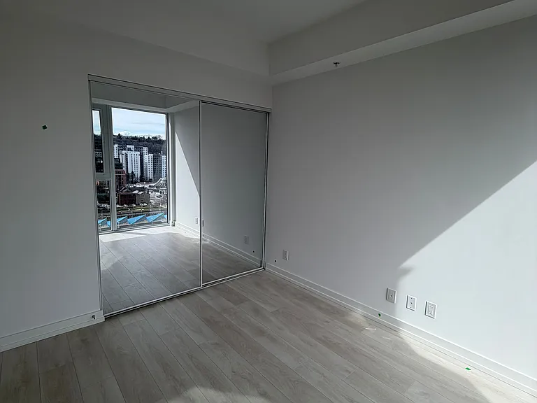 75 James St S #1323 — Photo 4