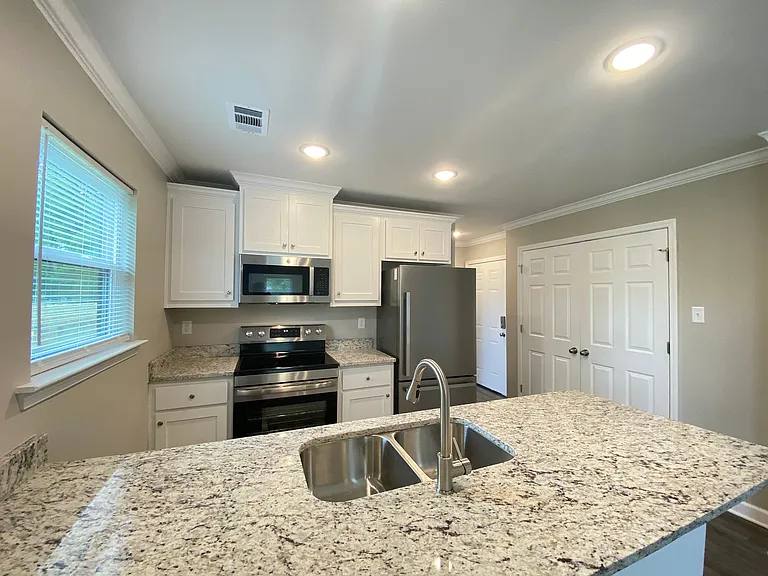 400 N Elm St — Photo 5