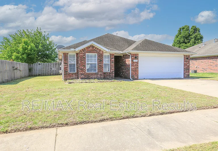 3703 SW Carriageway Ave — Photo 1