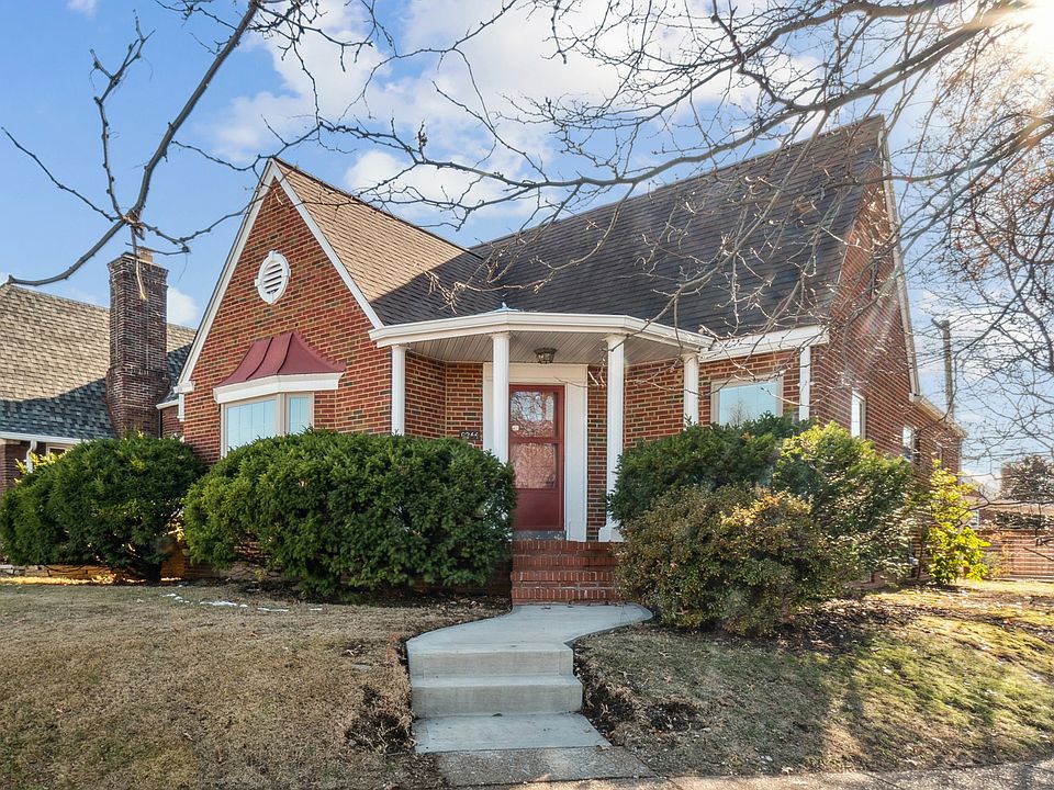 +3 bed, 2 bath, garage, sunroom + carport / 3 blocks from grocery store / banks / Target / etc.