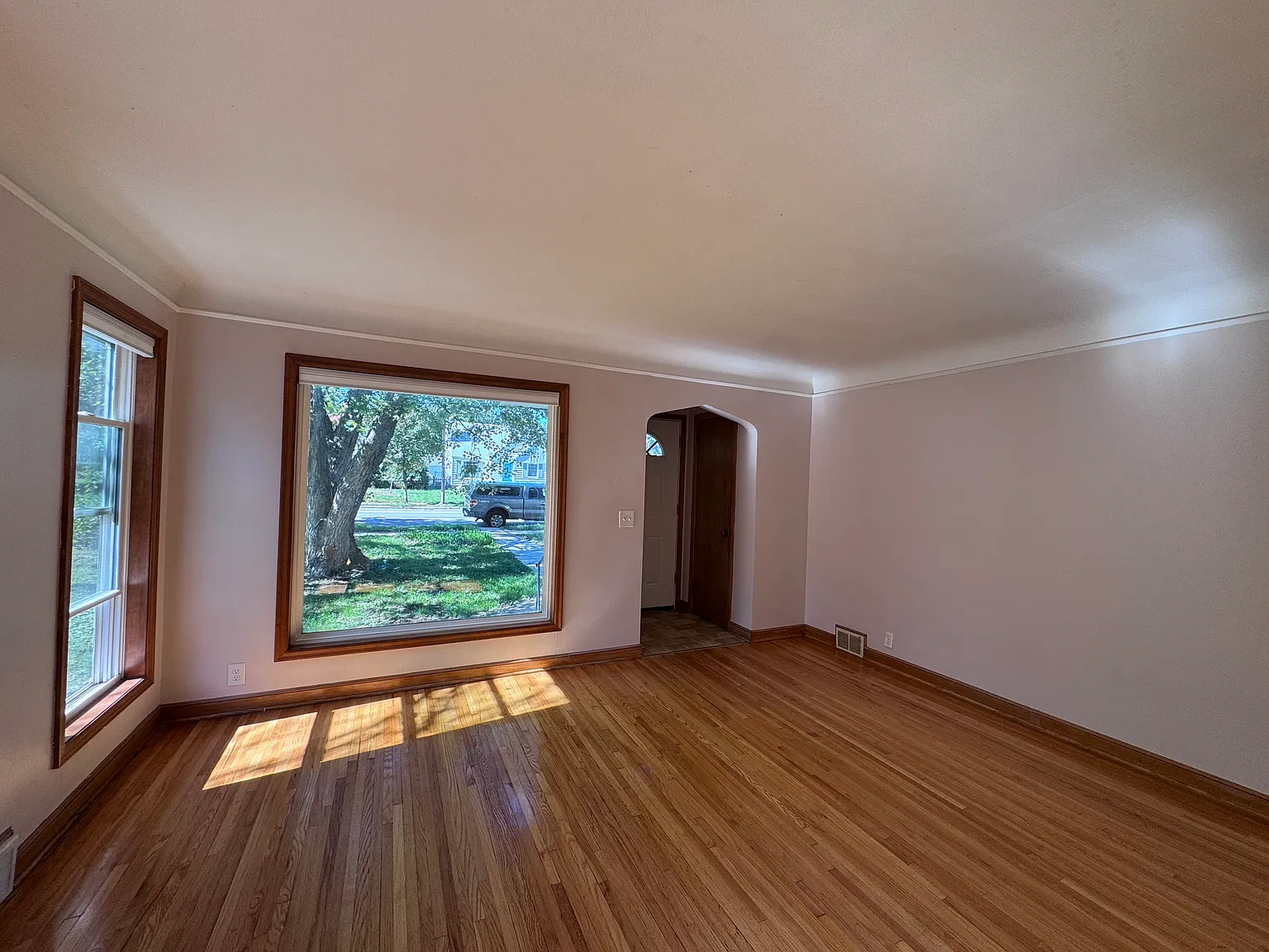 2 bed, 1000 sqft, $1,900 — Photo 3