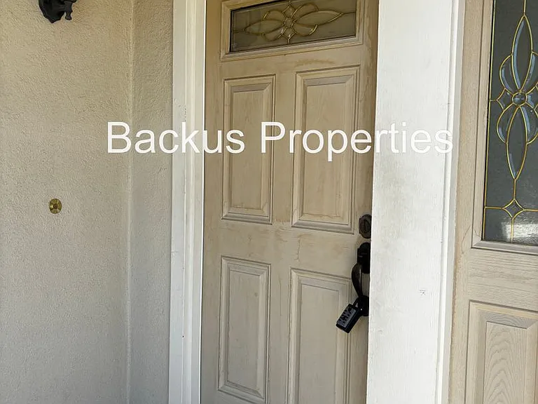 1065 Kensington Way — Photo 2