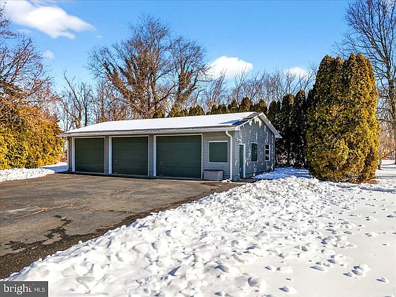 3rd image of 114 Corrine Dr