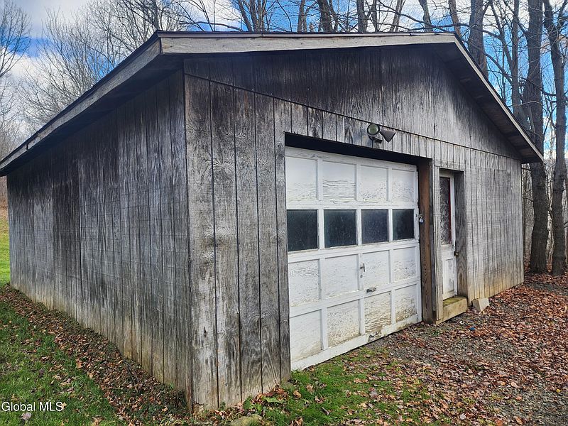 4th image of 1099 W Hill Road