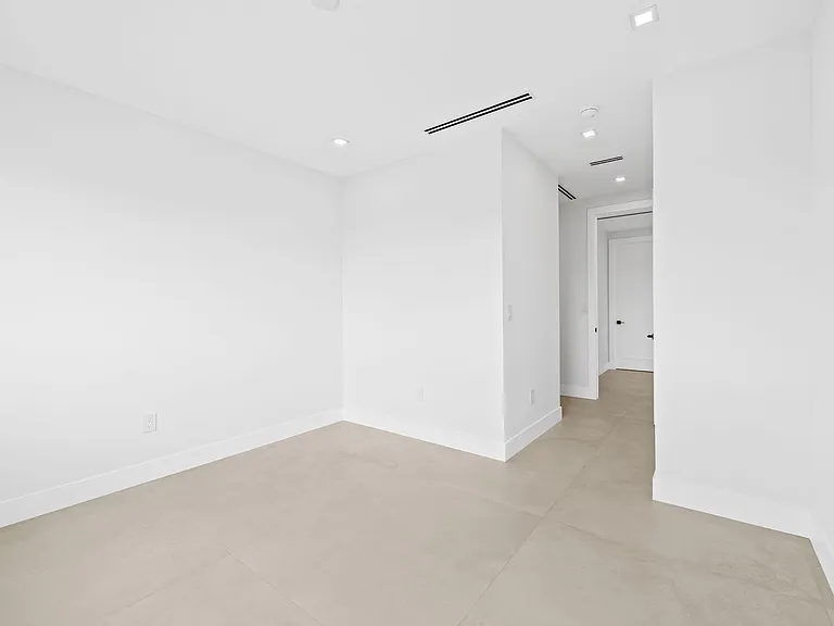 2324 SW 26th St — Photo 31
