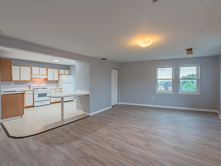 104 N Graham St — Photo 7