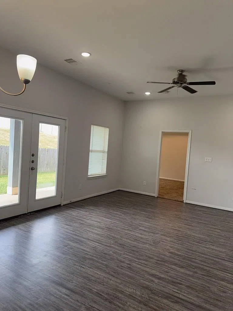 3 bed, 2.5 bath, 1718 sqft, $1,900 — Photo 4