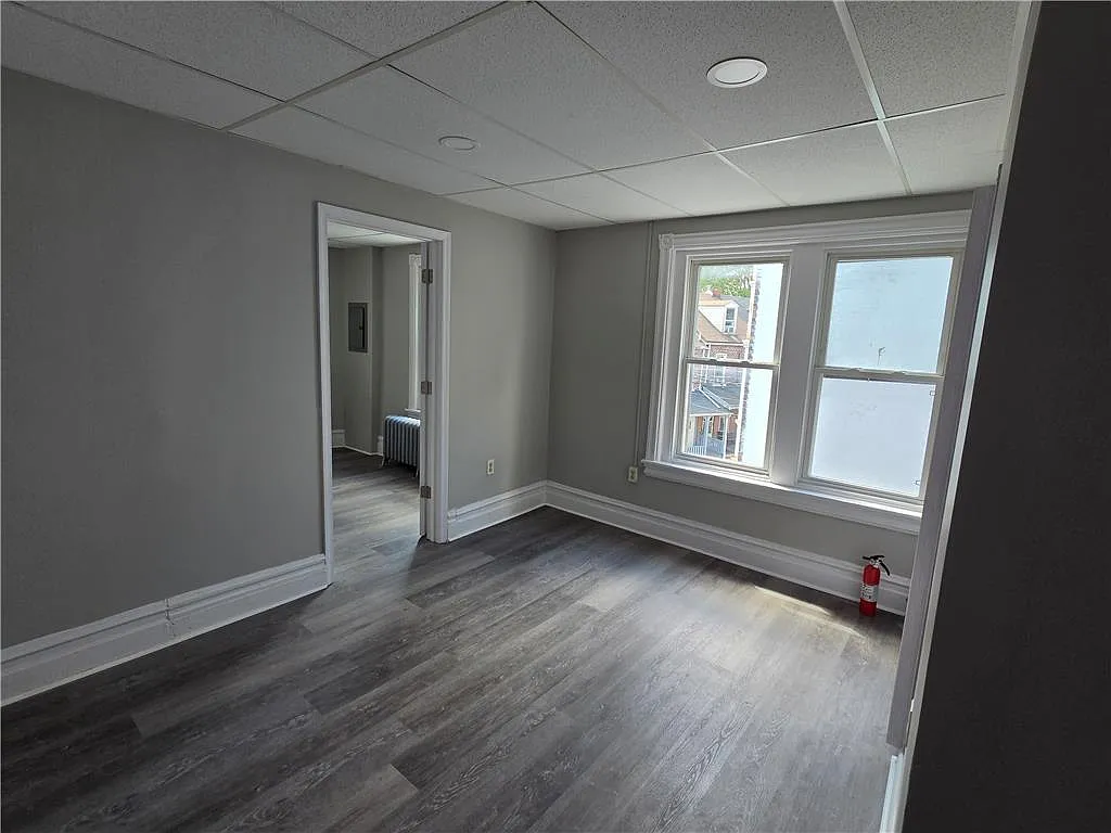 3 bed, 1000 sqft, $1,700 — Photo 2