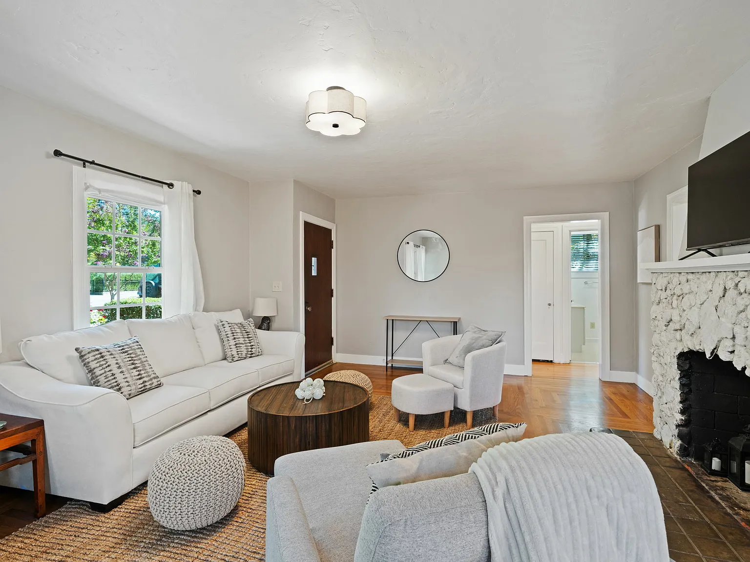 2 bed, 1.0 bath, 1081 sqft, $4,200 — Photo 4