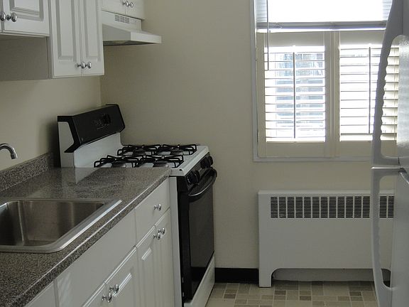 5th image of 121 N Broadway APT 31D
