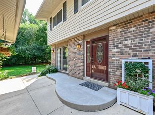 1060 Pilgrim Pkwy, Elm Grove, WI 53122