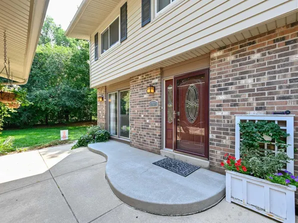 1060 Pilgrim PARKWAY, Elm Grove, WI 53122