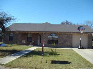 711 N Camp St, Uvalde, TX 78801