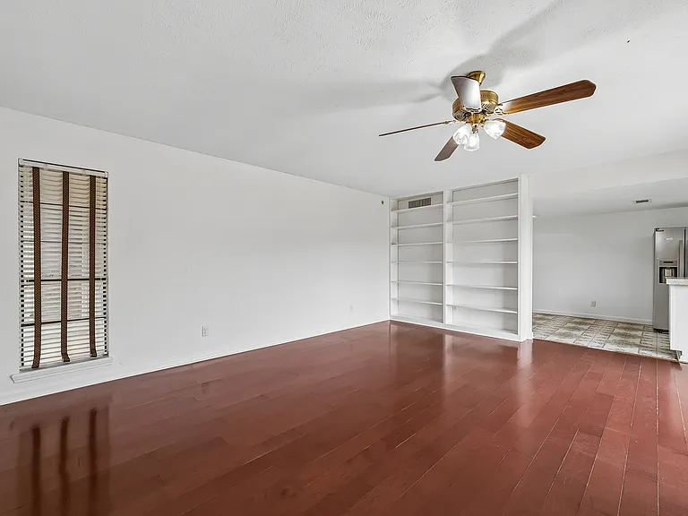10239 Green Ash Rd — Photo 21