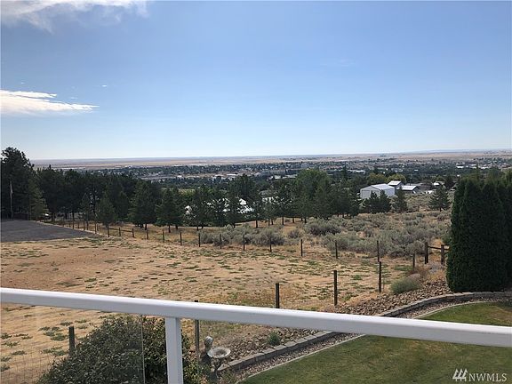 3rd image of 494 Chrisview Ct E
