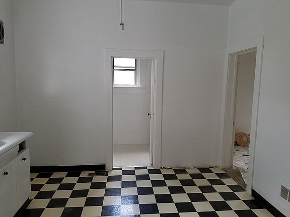 3rd image of 610 W Jefferson St