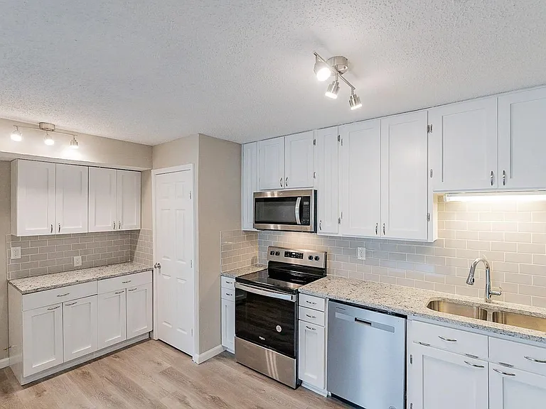 2112 Cedarcrest Dr — Photo 6