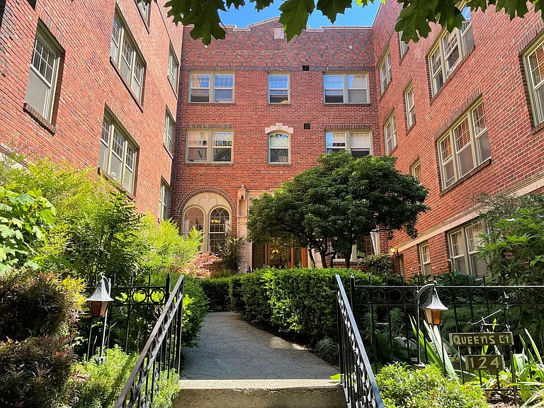 124 Warren Ave N #209 — Photo 1