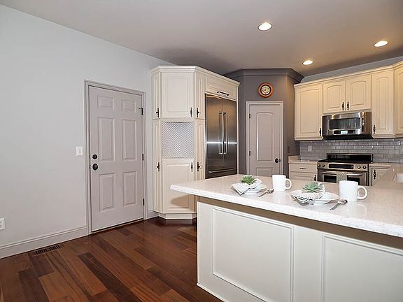 5th image of 10917 S Tahoe Way