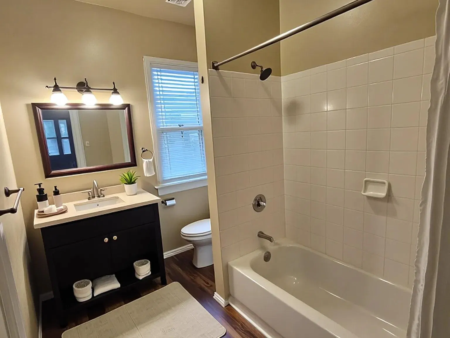2 bed, 1200 sqft, $2,050 — Photo 4