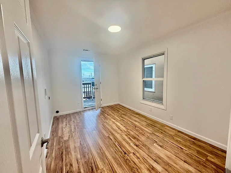 462 Milton Ave — Photo 7