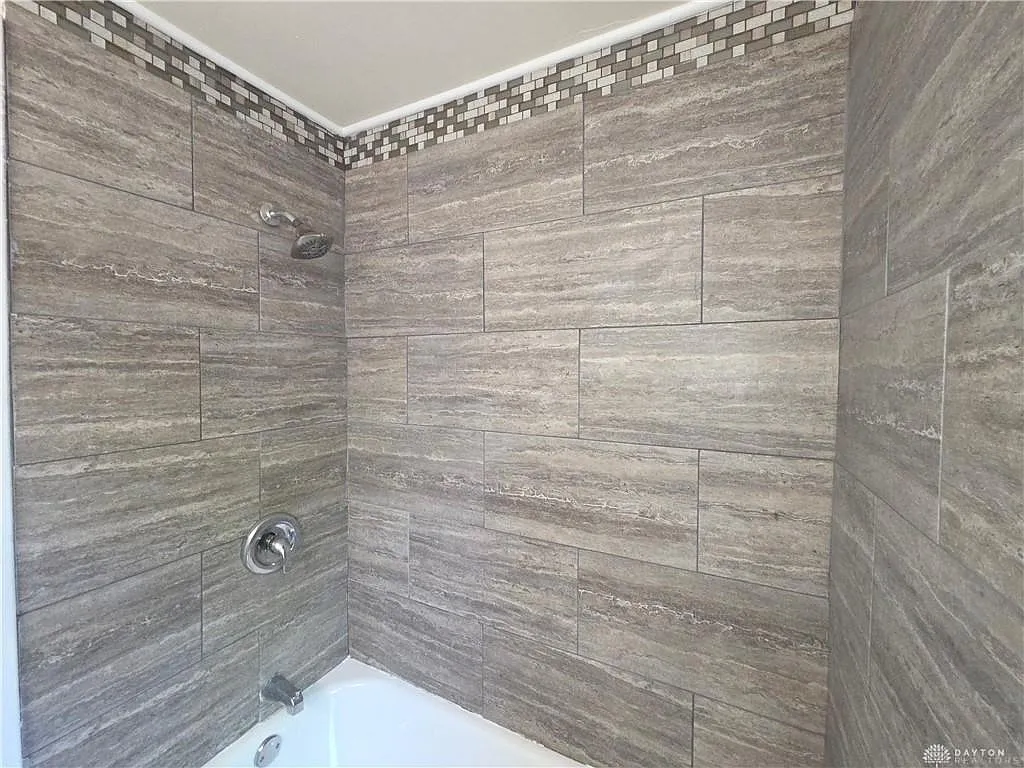 3 bed, 1.0 bath, 1351 sqft, $1,200 — Photo 3