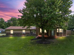 1215 Lochaven Rd, Waterford, MI 48327
