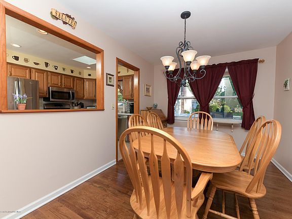 5th image of 28 Oak Leaf Ln