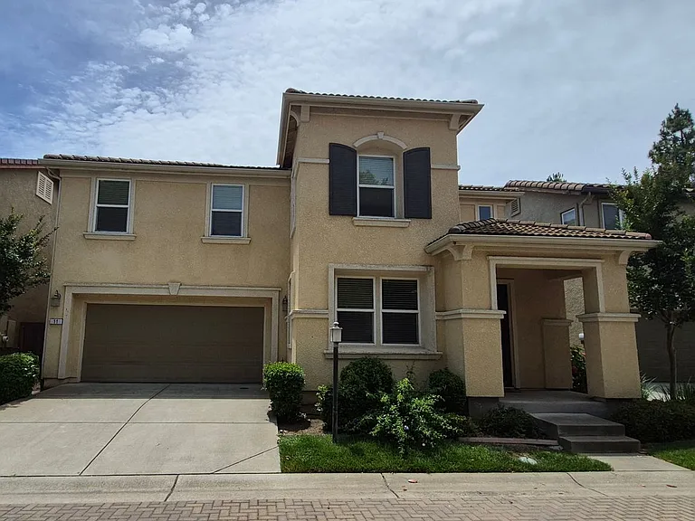 11 Long Warf Pl — Photo 1