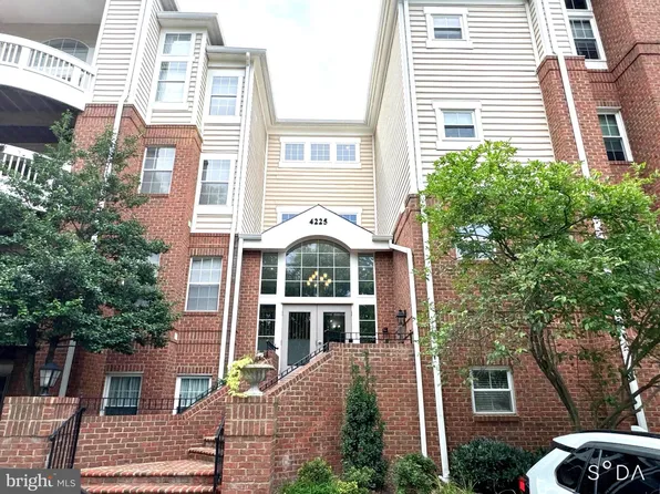 4225 Mozart Brigade Ln APT 33, Fairfax, VA 22033