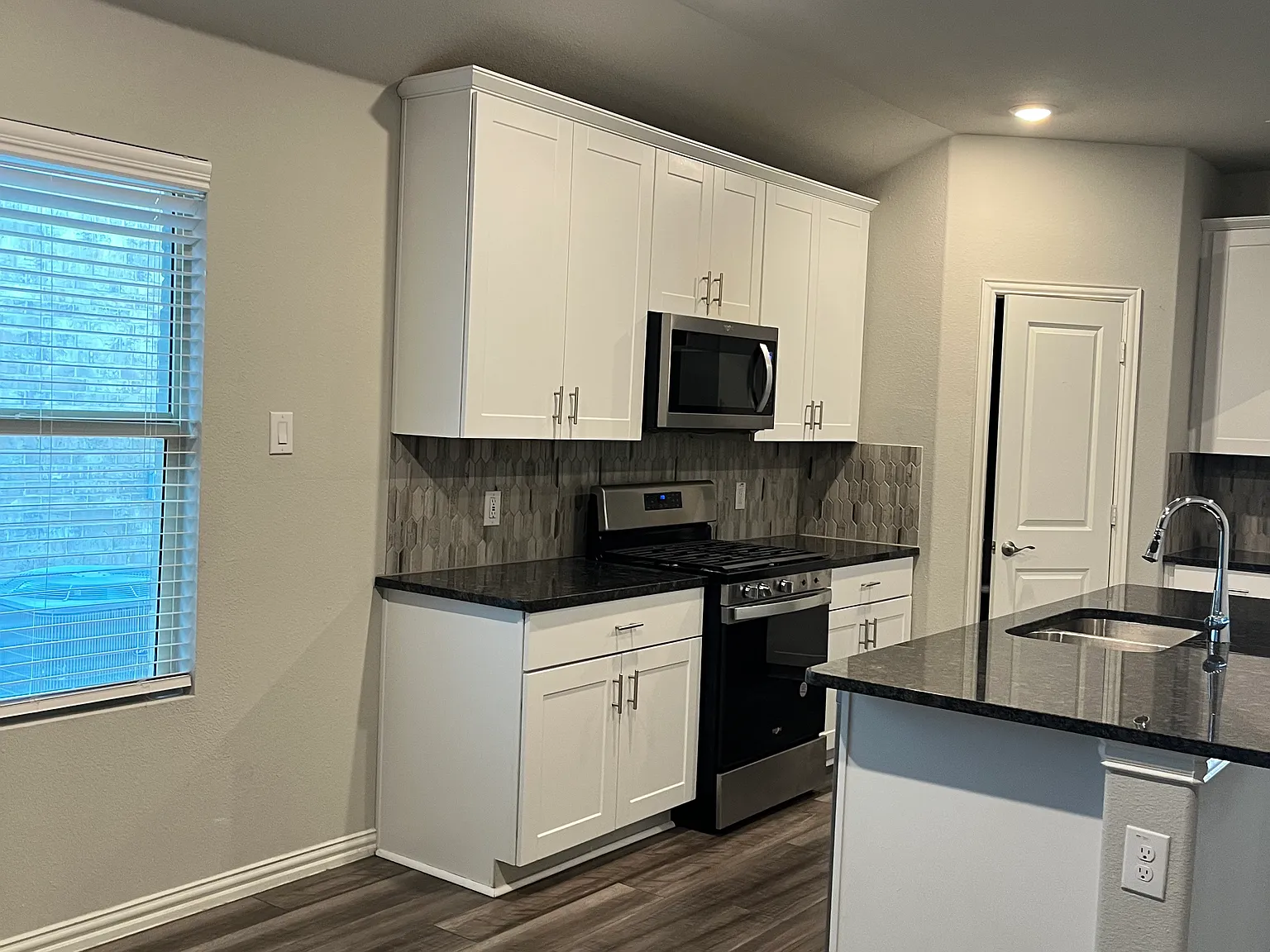 4 bed, 1989 sqft, $2,700 — Photo 4