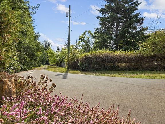 5th image of 2877 Lake Trail Rd