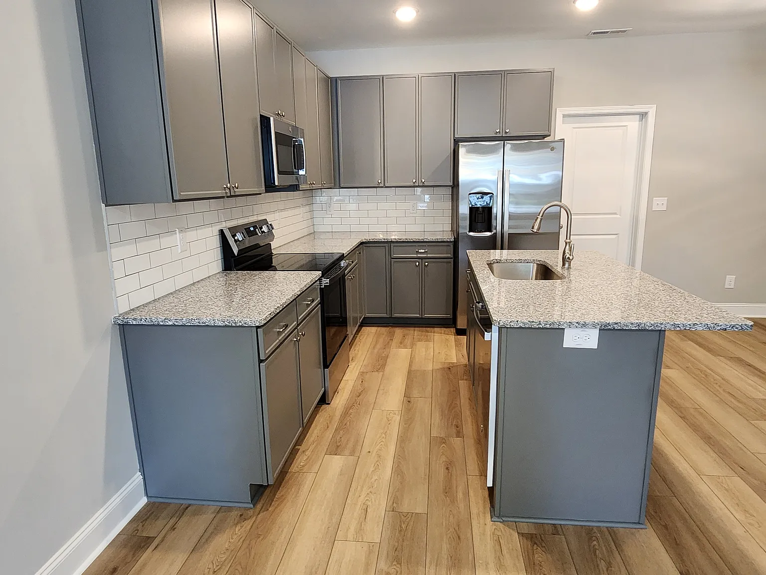 3 bed, 2.5 bath, 1400 sqft, $1,875 — Photo 3