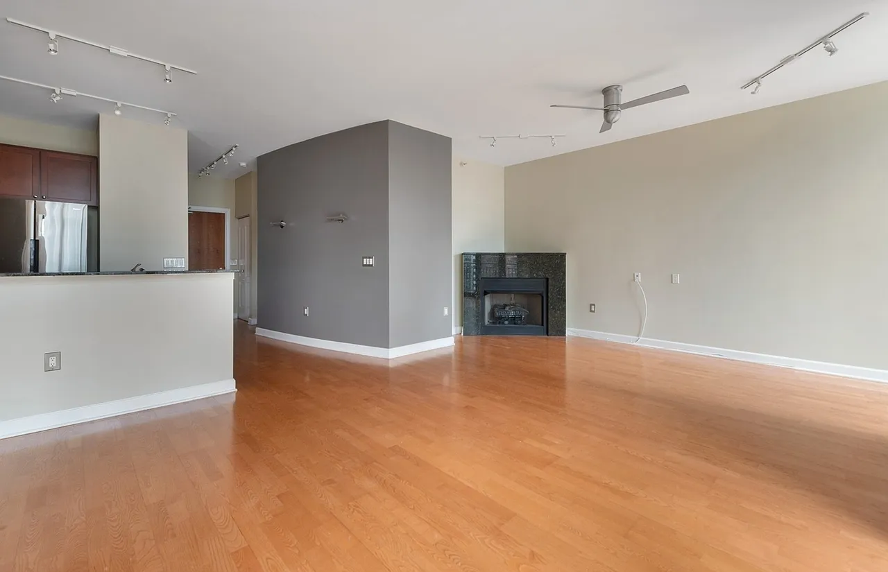 2 bed, 1008 sqft, $3,000 — Photo 3
