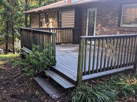 4th image of 1300 Dogwood Ln