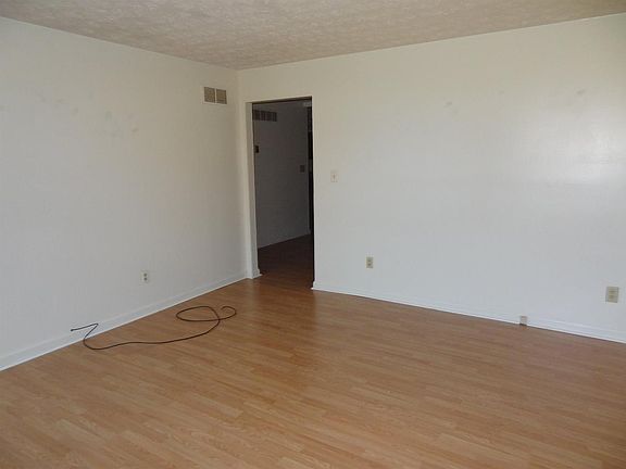 2nd image of 228-230 Woodview Dr