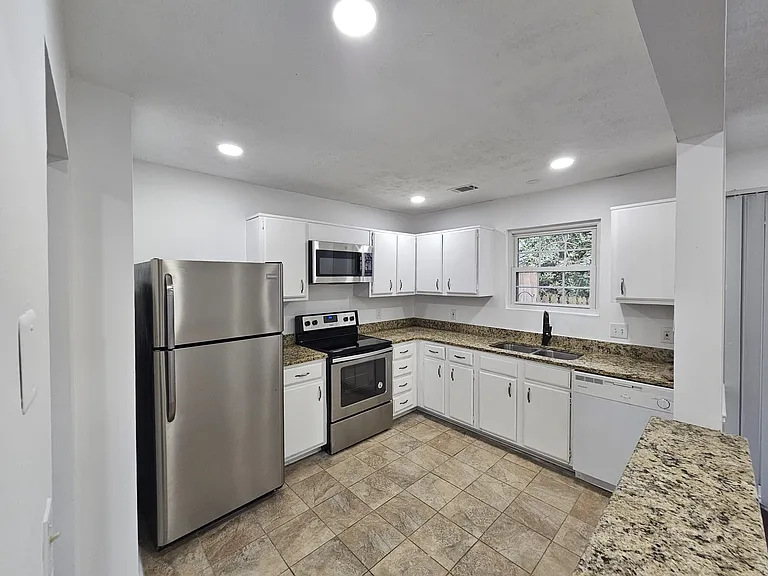 2401 Queen Anne Ct — Photo 6