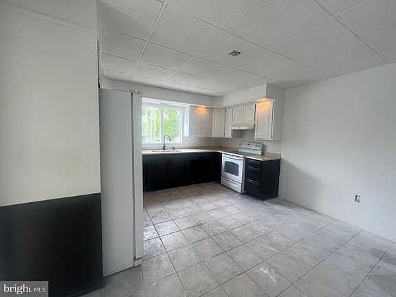 4th image of 1018 W Race St