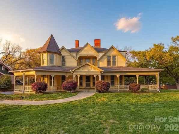 121 5th Ave NE, Hickory, NC 28601