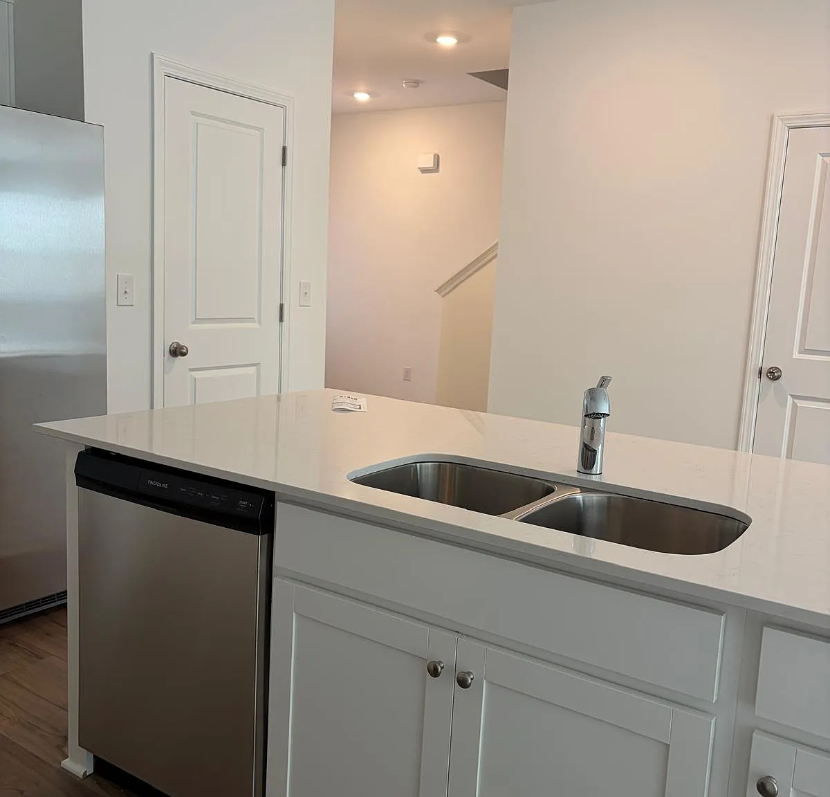 3 bed, 1825 sqft, $1,999 — Photo 4