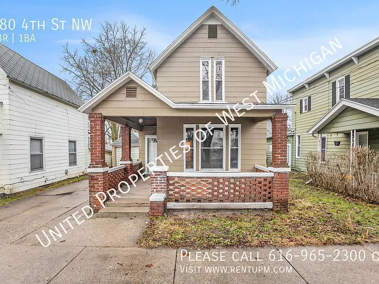 880 4th St NW — Photo 1